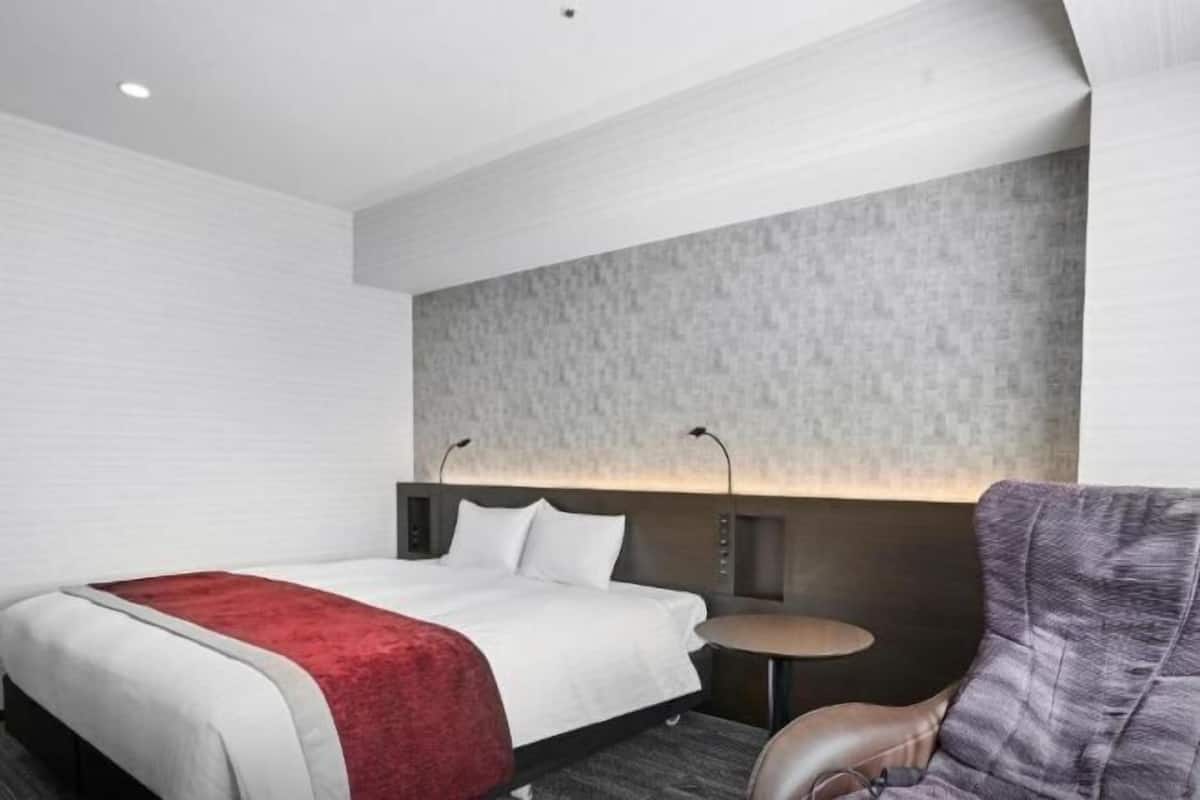 Down comforters, in-room safe, desk, iron/ironing board