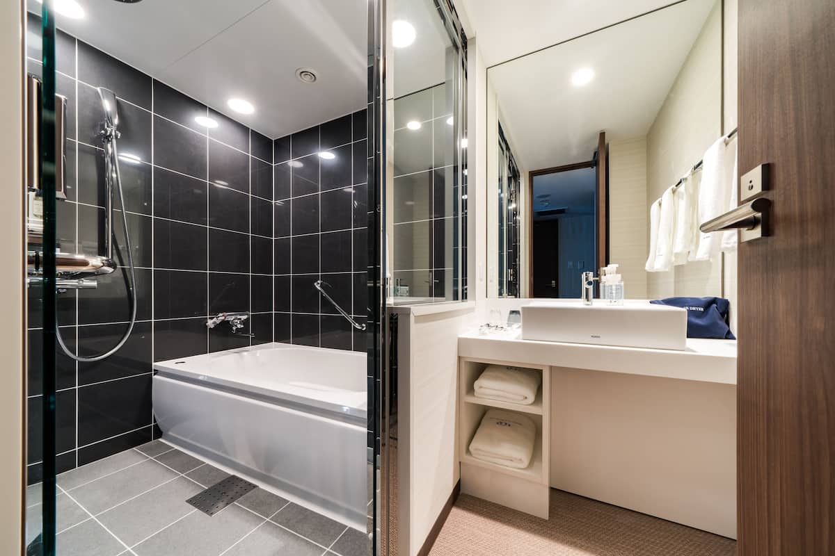 separate bathtub and shower, deep-soaking bathtub, free toiletries