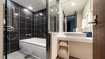 Separate bathtub and shower, deep-soaking bathtub, free toiletries
