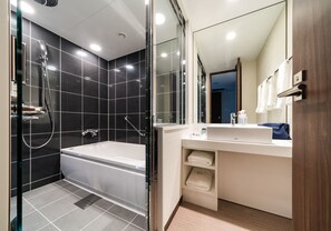 Bañera y ducha independientes, bañera profunda