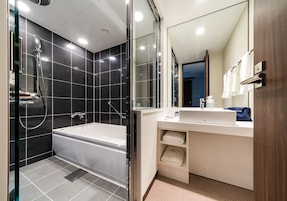 Separate tub and shower, deep soaking tub, free toiletries, hair dryer
