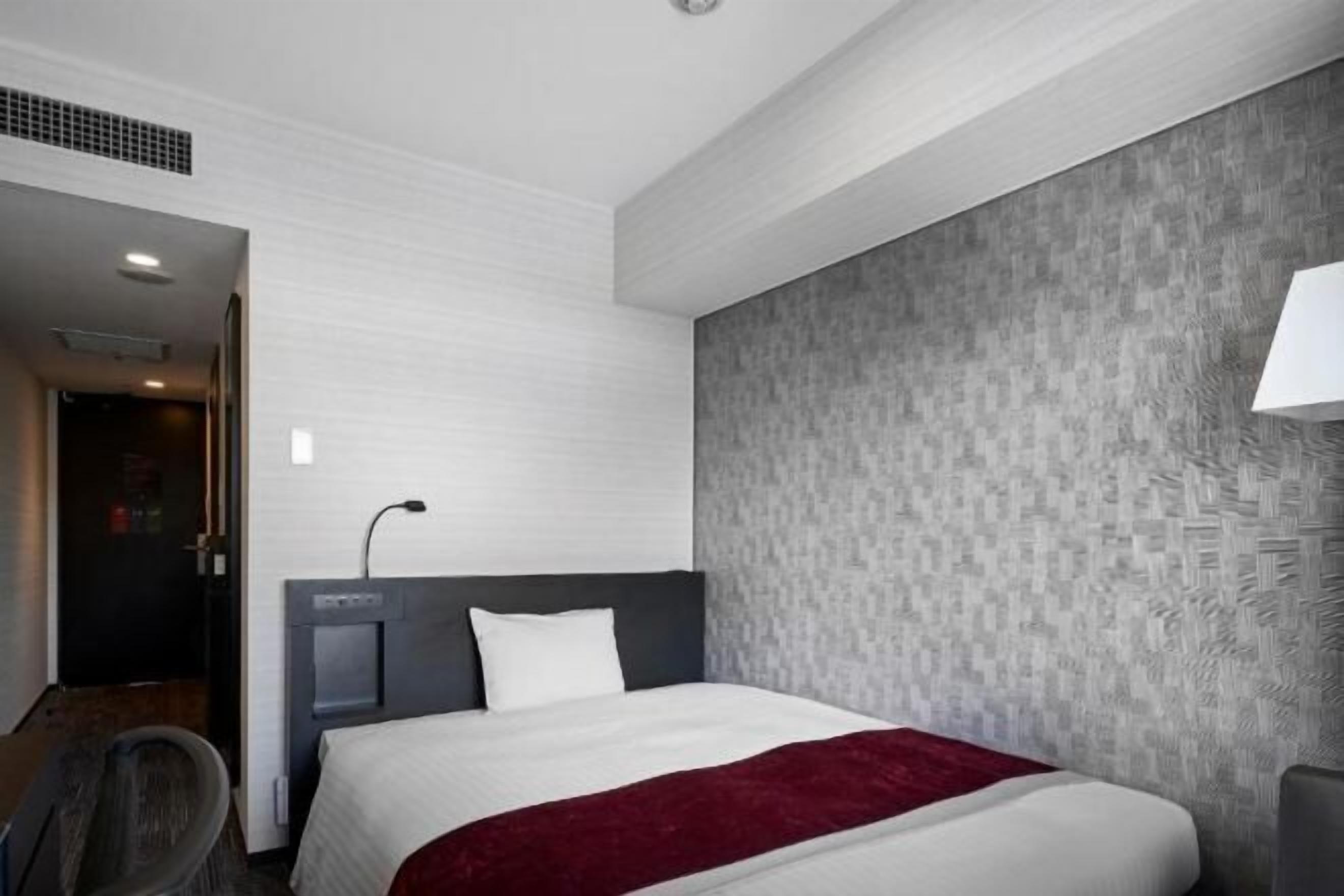 羽绒被、客房内保险  箱、办公桌、熨斗/熨板