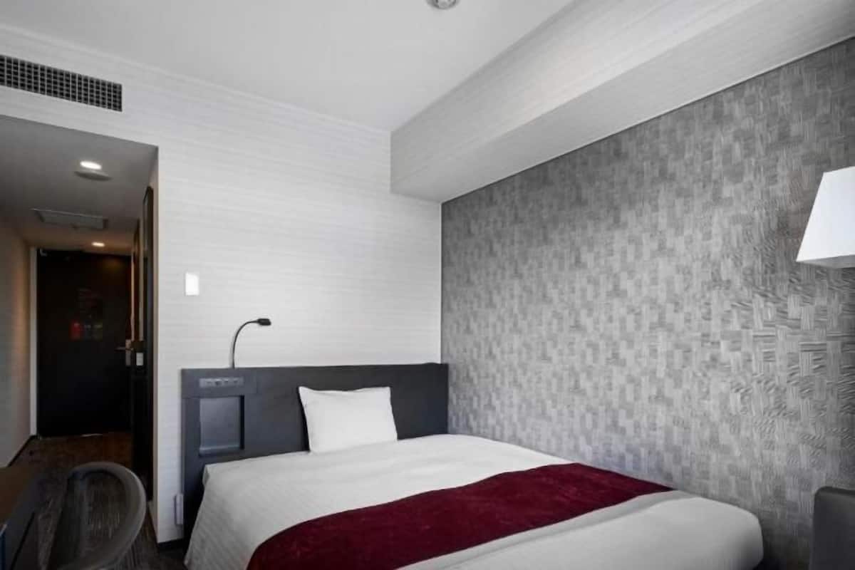 Down comforters, in-room safe, desk, iron/ironing board