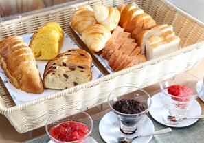 Frokostbuffé hver dag (mot et tillegg)