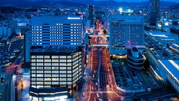 1 sovrum, duntäcken, värdeförvaringsskåp på rummet och skrivbord