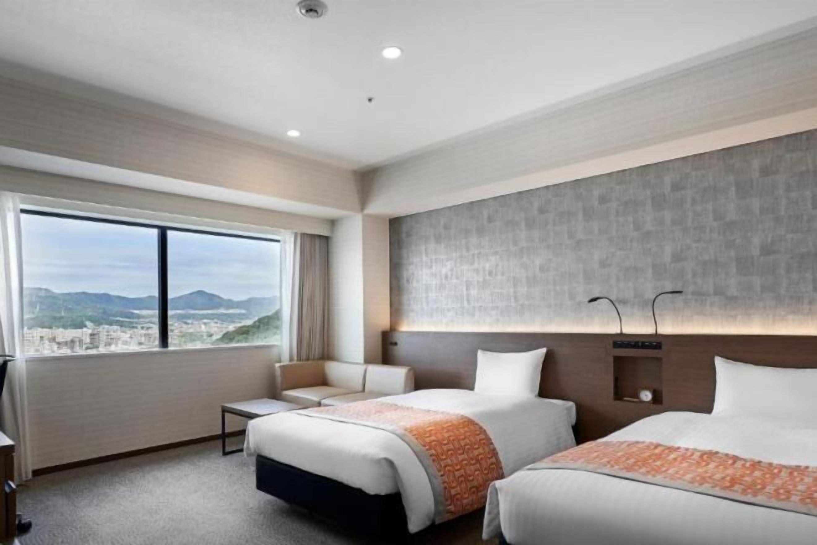 羽绒被、客房内保险箱、办公桌、熨斗/熨板