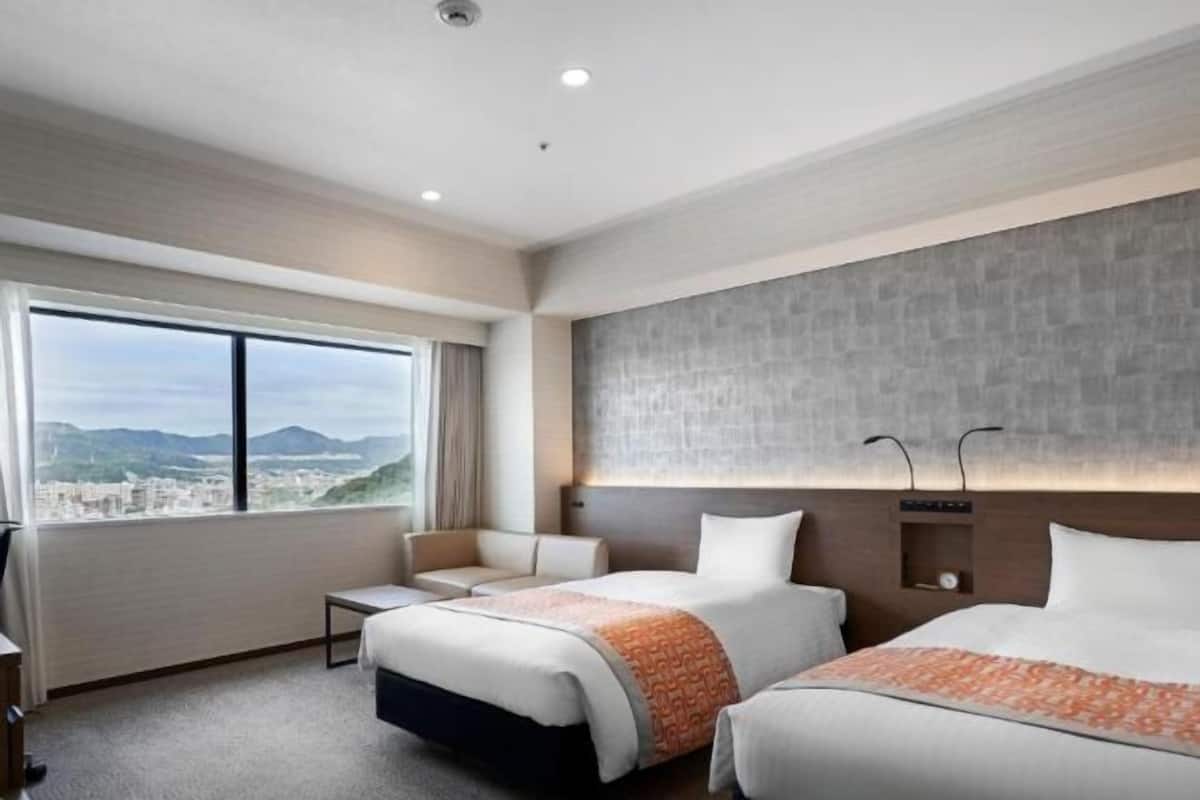 Down comforters, in-room safe, desk, iron/ironing board