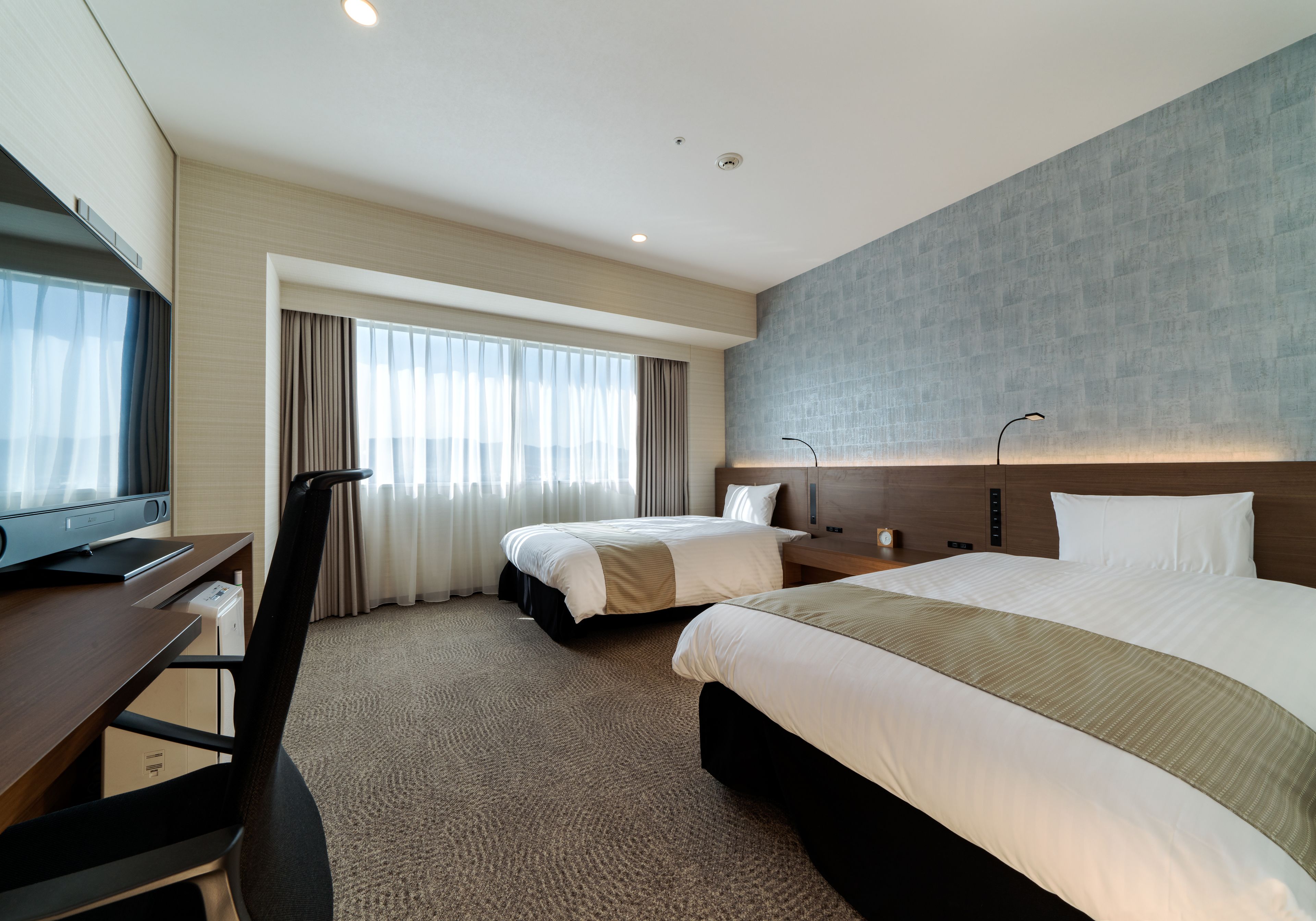 universal twin room, non smoking | down duvets, in-room safe, desk, iron/ironing board