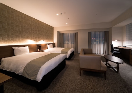 Edredón, caja de seguridad en la habitación y escritorio