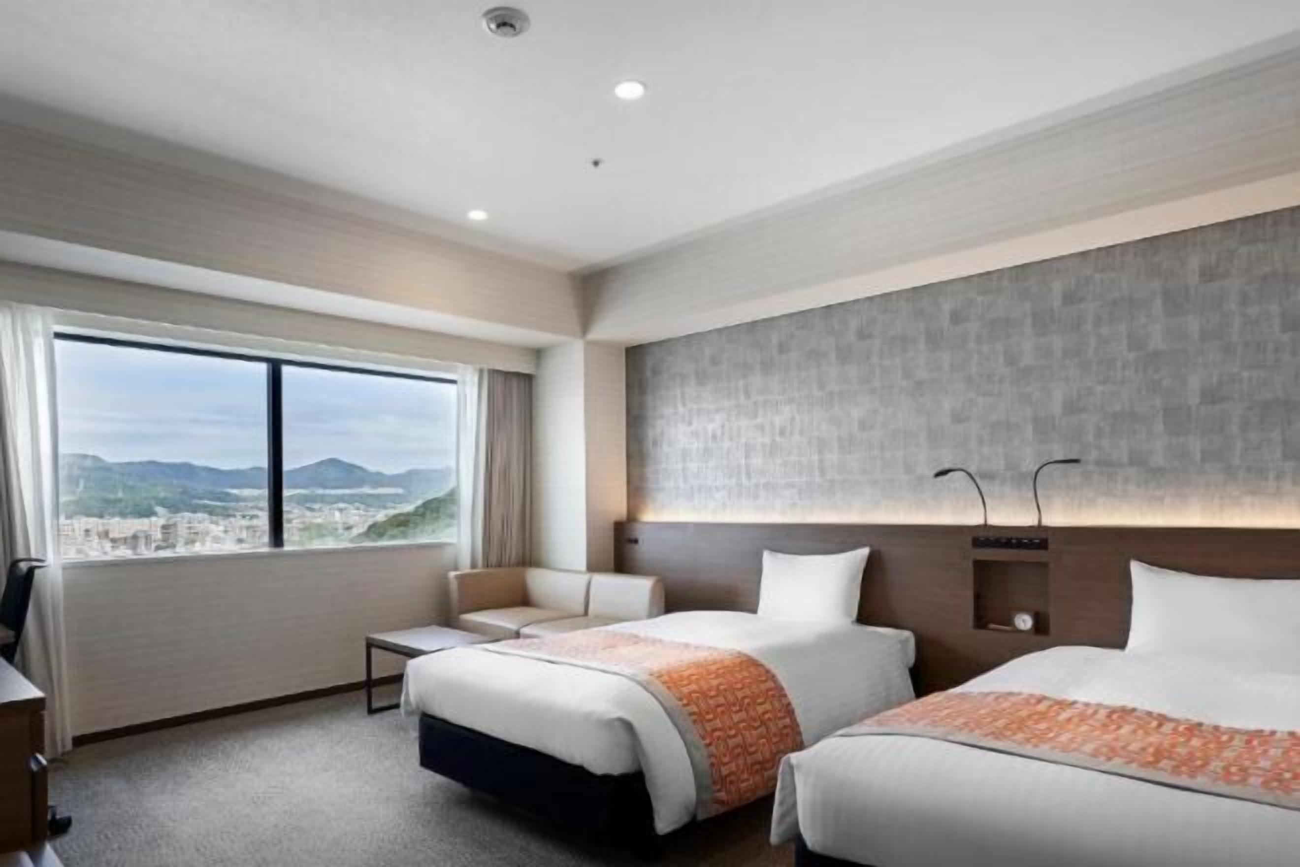 羽绒被、客房内保险箱、办公桌、熨斗/熨板