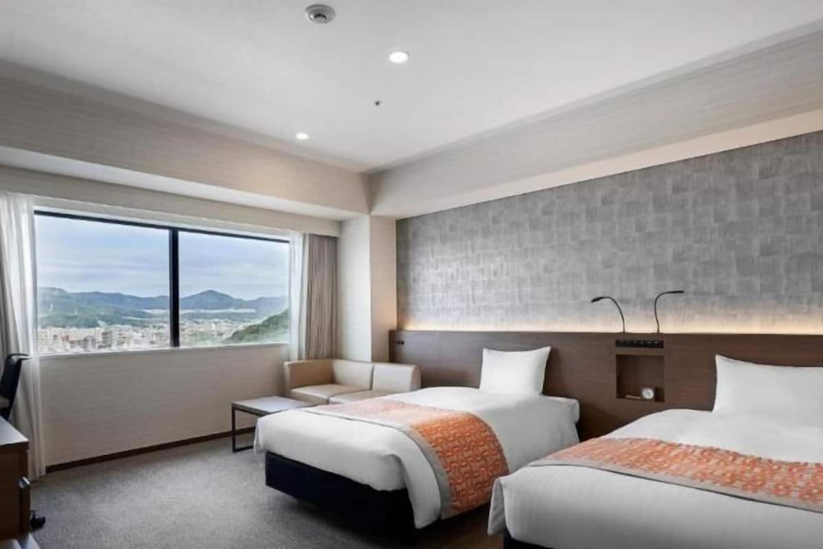 Down comforters, in-room safe, desk, iron/ironing board