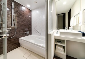 Separat badekar og dusj og dype avslapningsbadekar