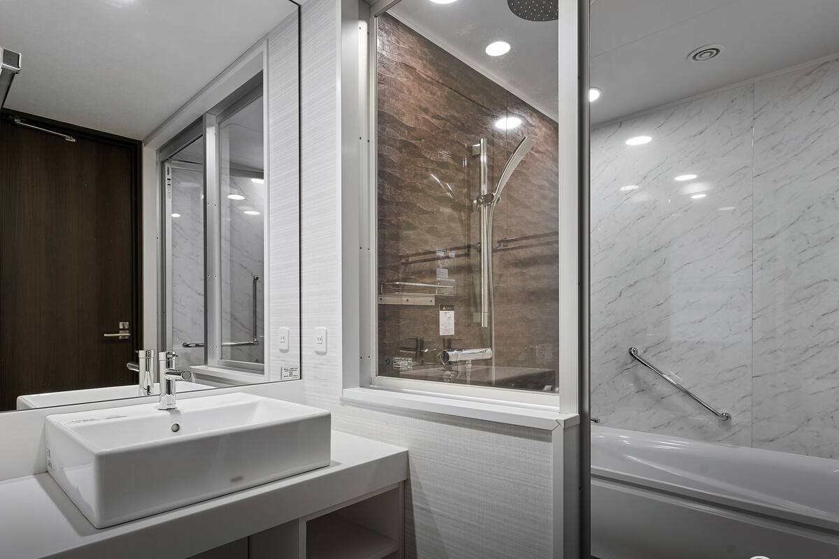 separate bathtub and shower, deep-soaking bathtub, free toiletries