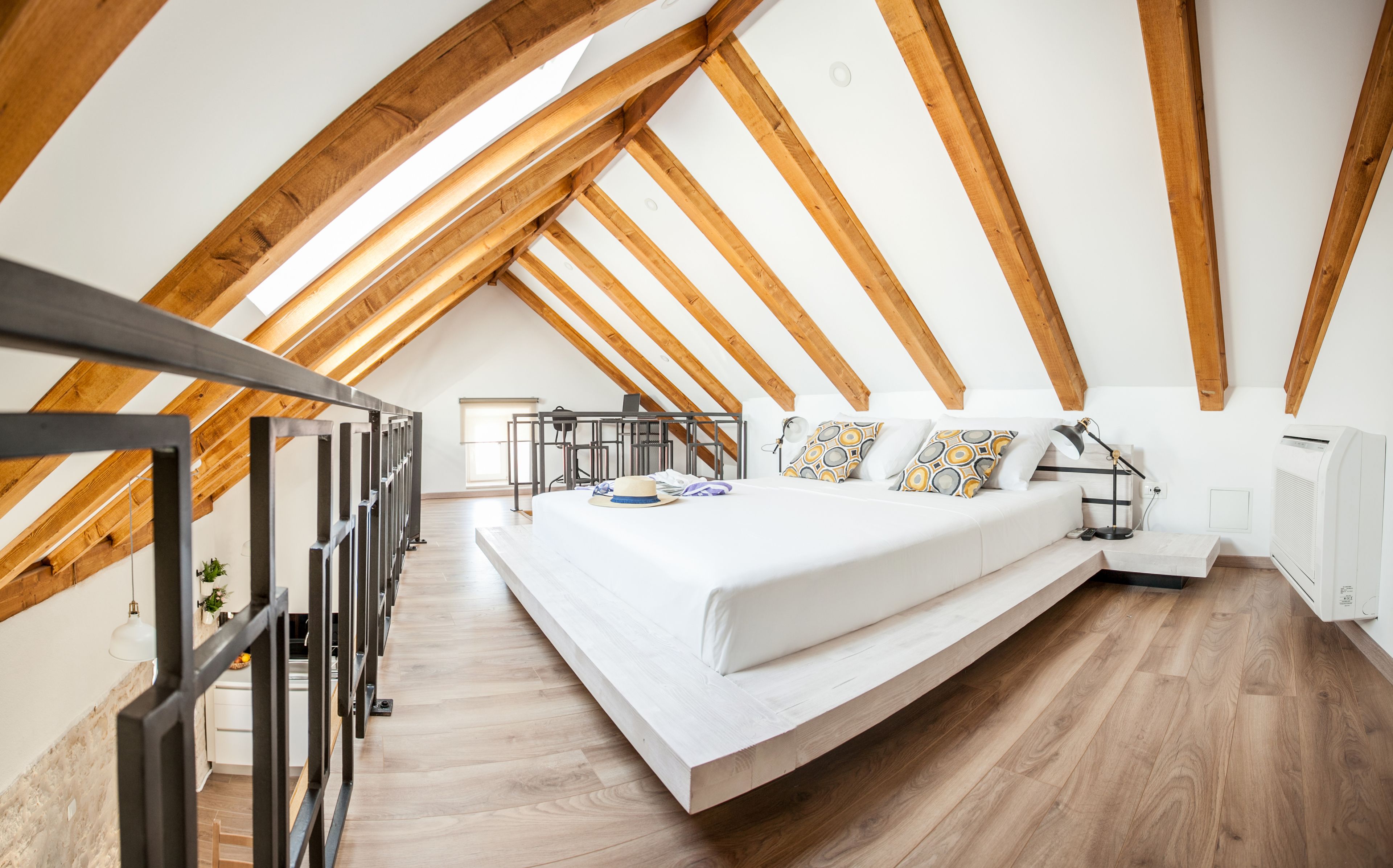 In-room safe, soundproofing, free WiFi, bed sheets