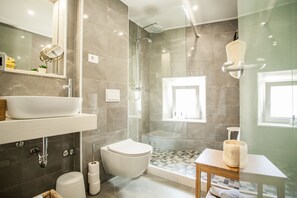 Shower, hair dryer, towels, toilet paper - Townhouse Lucia (Trogir)
