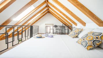 In-room safe, soundproofing, free WiFi, bed sheets