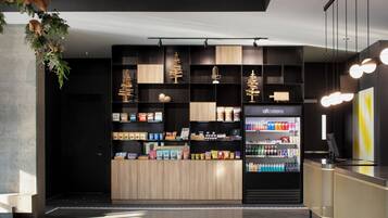 Un espacio comercial moderno con una variedad de productos envasados y una sección refrigerada.