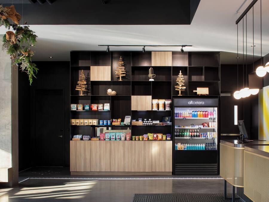 Un espacio comercial moderno con una variedad de productos envasados y una sección refrigerada.