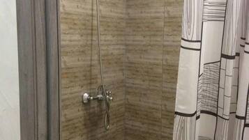 Apartment | Badezimmer | Dusche, kostenlose Toilettenartikel, Handtücher