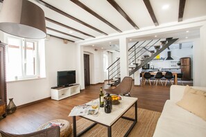 Villa | Wohnbereich | 32-Zoll-Flachbildfernseher mit Satellitenempfang, Fernseher, Bücher
