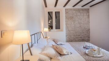 Villa | In-room safe, desk, laptop workspace, blackout drapes