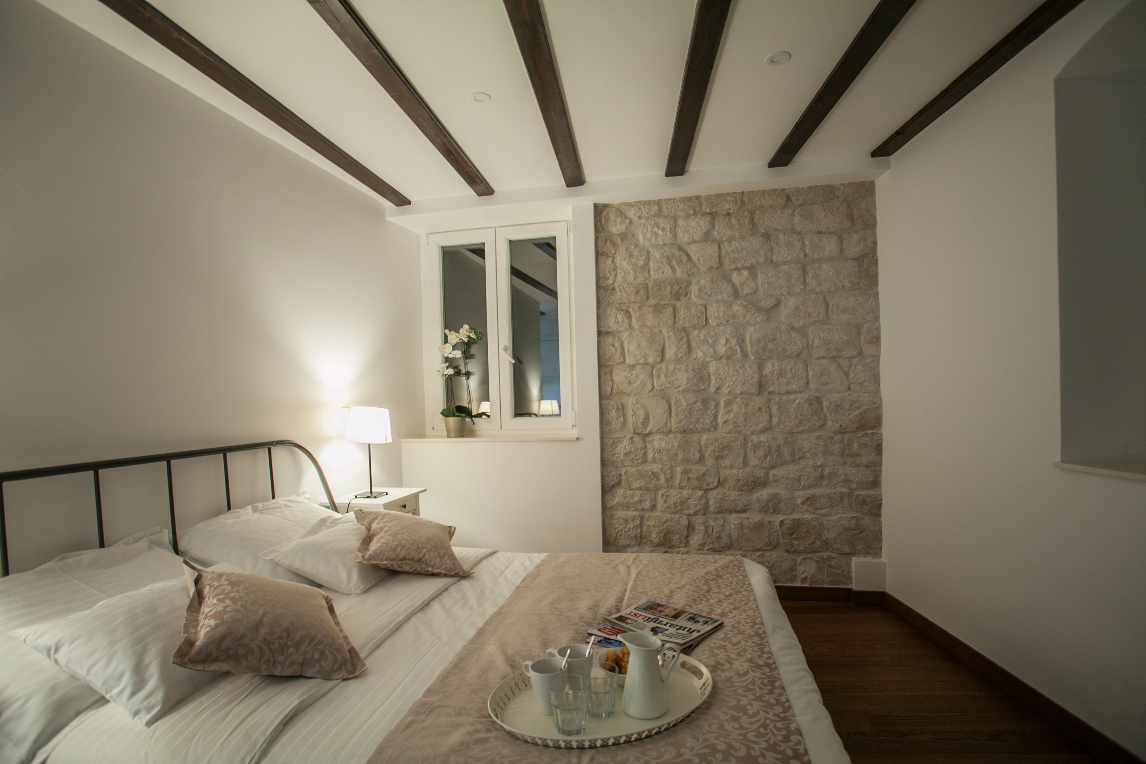 خزنة داخل الغرفة ومكتب ومساحة عمل للكمبيوتر المحمول وستائر تعتيم