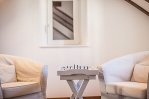 Villa | Woonruimte | Een 32-inch flatscreentelevisie met satellietzenders en een televisie