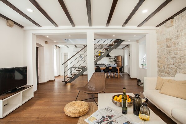 Villa | Living area | 32-inch flat-screen TV with satellite channels, TV, books - Tinel Longo (Trogir)