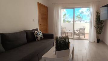 Premium Penthouse, 2 Bedrooms, Pool View | Living room