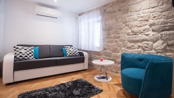 Apartemen, teras | Area keluarga | Televisi layar datar 32-inci dengan saluran TV satelit dan TV