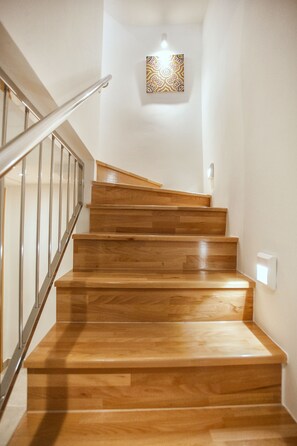 Departamento, Terraza | Área de sala de estar | Televisión de pantalla plana de 32 pulgadas con canales vía satélite 