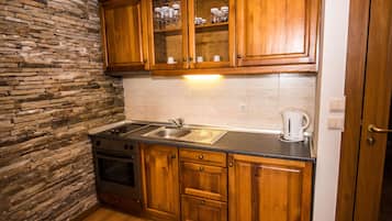 Fridge, oven, stovetop, cookware/dishes/utensils