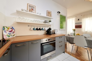 Apartamento, 2 quartos | Cozinha privada | Geladeira grande, fogão, cooktop, lava-louças