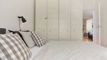 Apartemen, 2 kamar tidur | 2 kamar tidur, tirai kedap cahaya, kedap suara, dan tempat tidur bayi