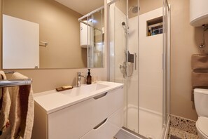Appartement, 2 chambres | Salle de bain | Douche, articles de toilette gratuits, sĂšche-cheveux
