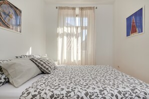Apartamento, 2 quartos | 2 quartos, cortinas blackout, quartos à prova de som, berço de viagem