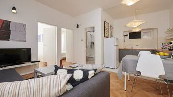 Apartemen, 2 kamar tidur | Area keluarga | TV layar datar