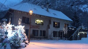 A snow-covered building with a sign reading "Hotel Cantina." - Auberge Gaillard (La Motte-en-Champsaur)