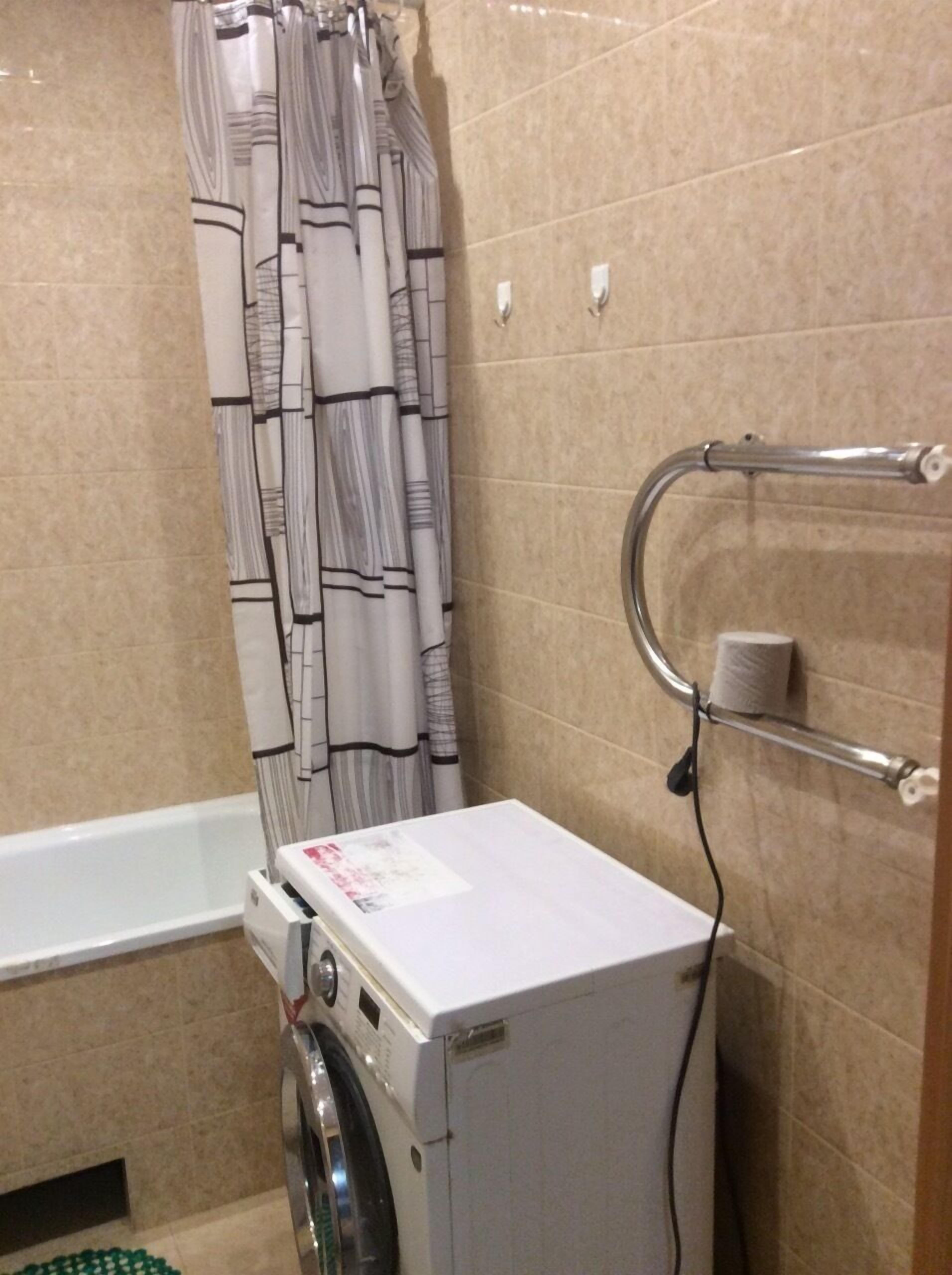 Apartment | Badezimmer | Badewanne, kostenlose Toilettenartikel