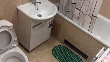 Apartment | Badezimmer | Badewanne, kostenlose Toilettenartikel
