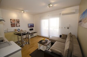 Apartment | Wohnbereich | 32-Zoll-Flachbildfernseher mit Satellitenempfang, Fernseher