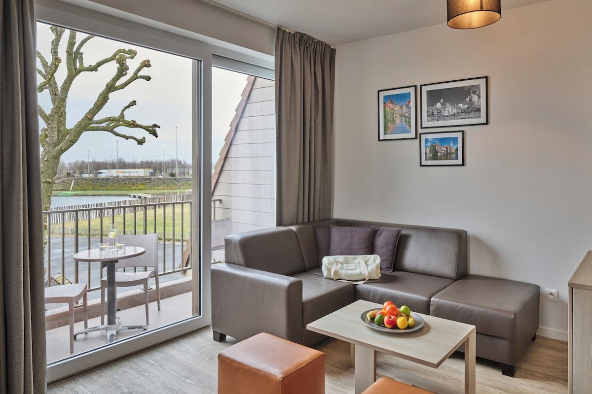 Spacious suite | 4p | Living area | Flat-screen TV