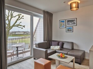 Spacious suite | 4p | 起居区 | 平板电视