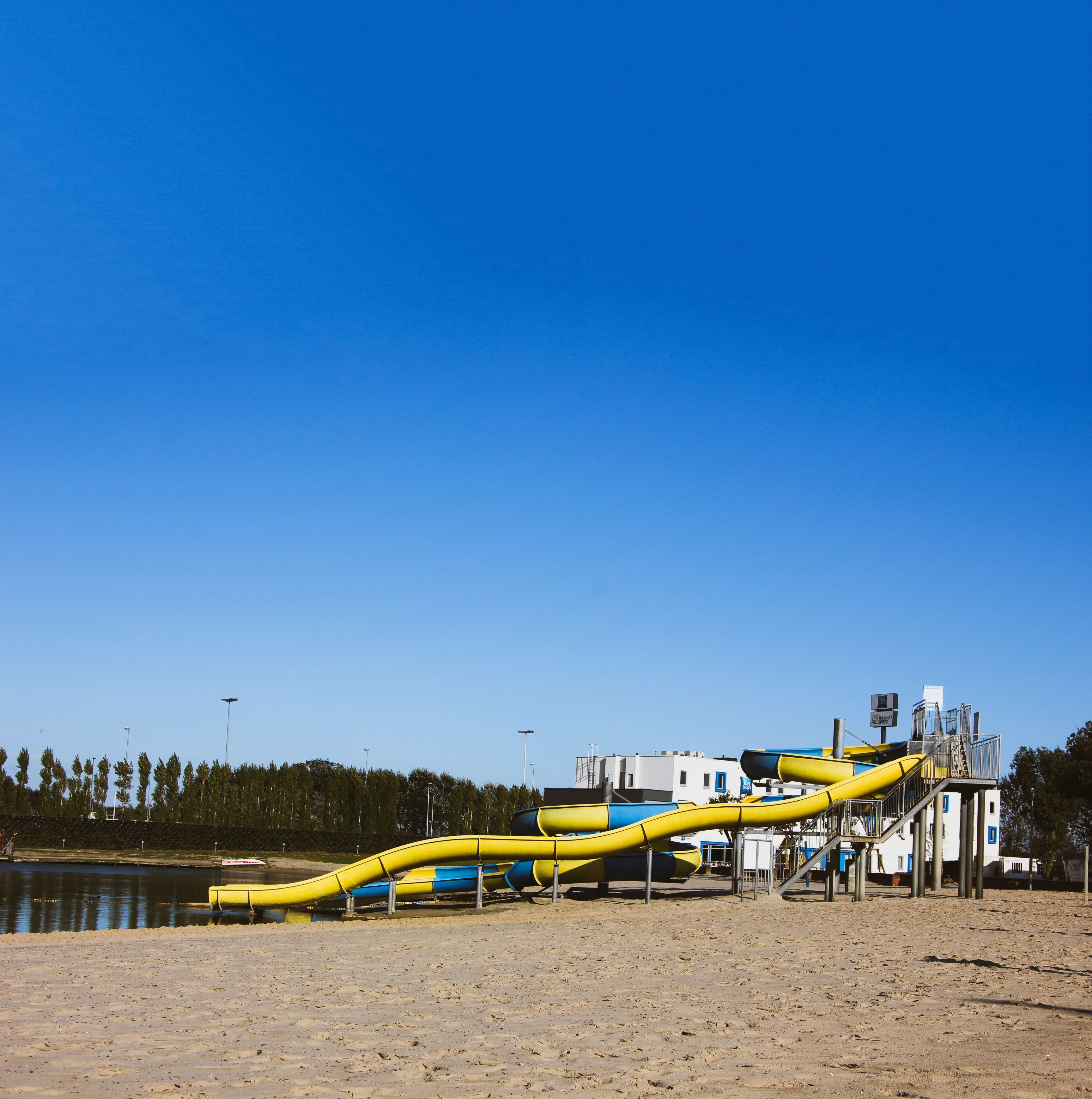 Pantai di sekitar, ski air, dan selancar angin