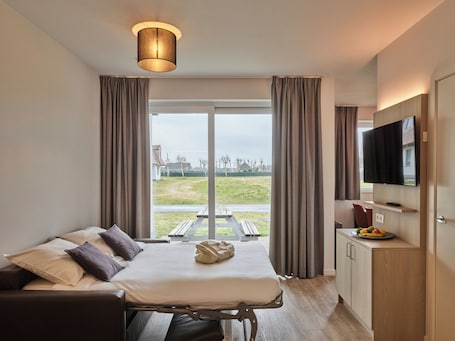 Suite | 4p | 1 bedroom, blackout drapes, cribs/infant beds, free WiFi