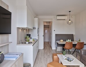 Flat-screen TV - Holiday Suites Jabbeke (Jabbeke)