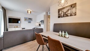 Spacious suite | 6p | Area soggiorno | TV a schermo piatto