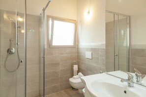 Comfort Studio | Bathroom | Shower, hair dryer, bidet, towels - Aria di Vacanza - S'abba Lughente Mono (Olbia)