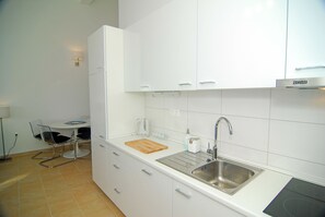 Departamento, vista al mar | Cocina privada | Refrigerador, cafetera y tetera y tetera eléctrica 