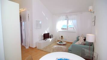 Appartement, uitzicht op zee | Dineren op de kamer